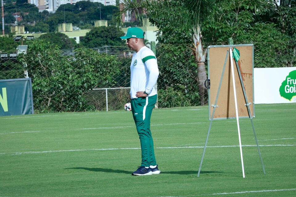 Jair Ventura em treino pelo Goiás