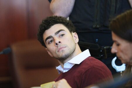 Acusado de matar CEO em Nova York recebe R$ 2 milhões em doações de apoiadores Fundo criado por defensores de Luigi Mangione após assassinato