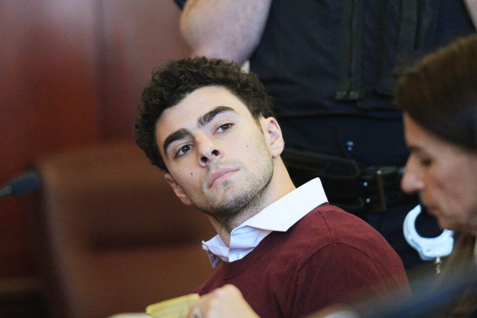 Acusado de matar CEO em Nova York recebe R$ 2 milhões em doações de apoiadores Fundo criado por defensores de Luigi Mangione após assassinato