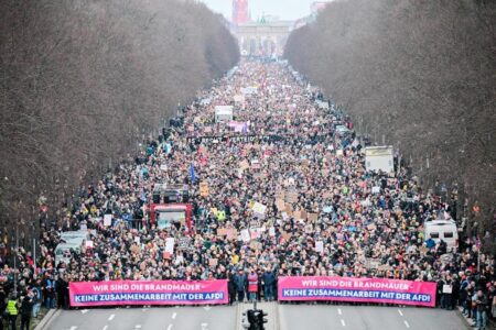 Protesto contra a extrema direita leva 160 mil às ruas de Berlim
