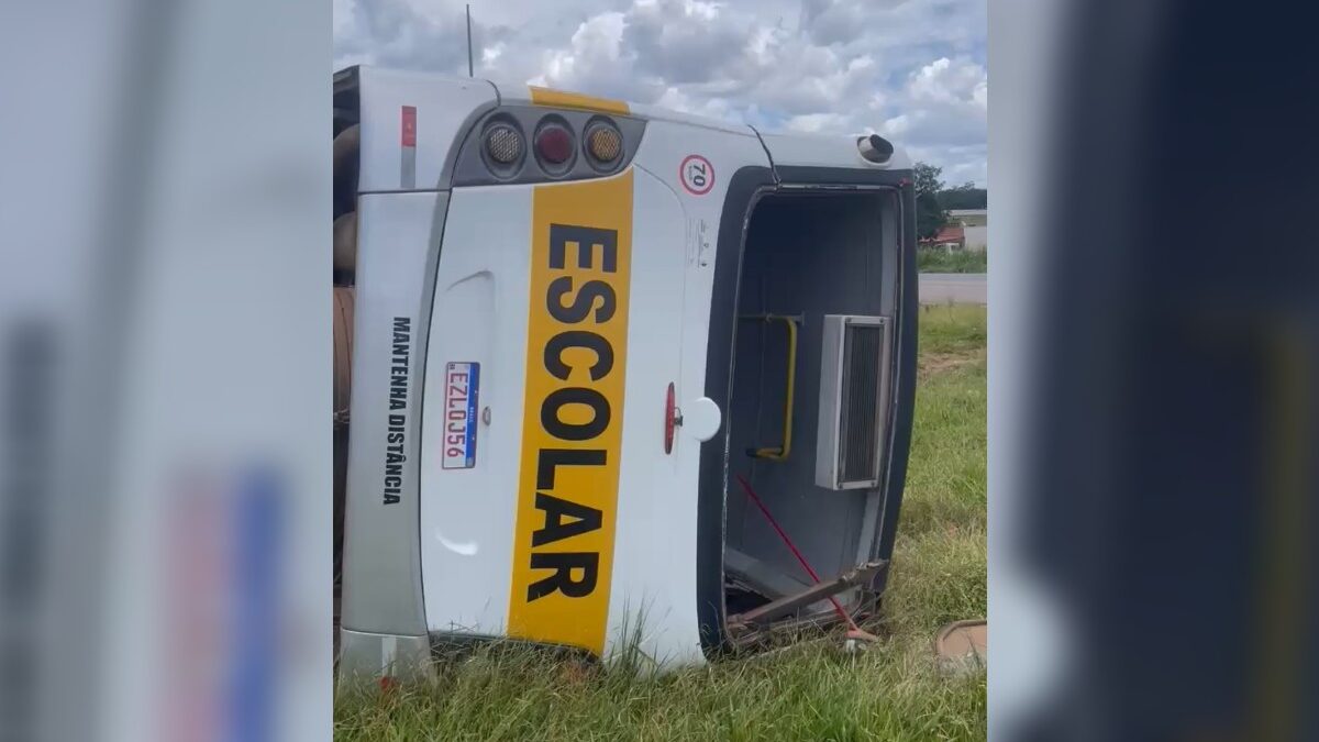 Ônibus escolar tomba ao desviar de carro na BR-040, em Luziânia