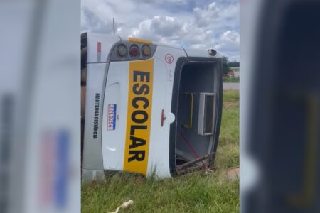 Ônibus escolar tomba ao desviar de carro na BR-040, em Luziânia