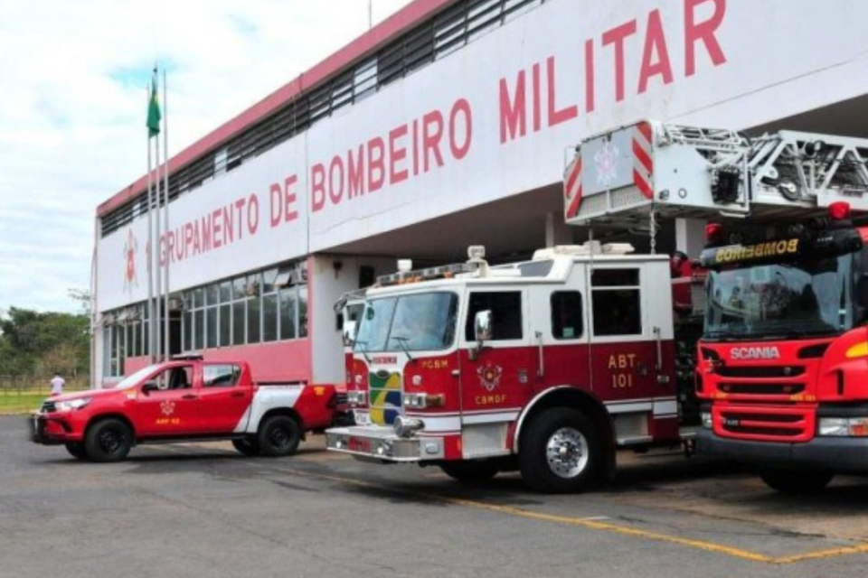 Imagem colorida mostra a entrada do Batalhão de Bombeiros do DF.