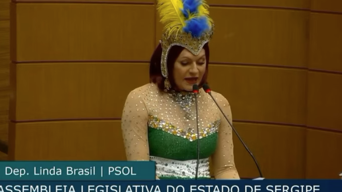 Deputada Linda Brasil, do PSol: fantasiada durante a sessão (Foto: Reprodução)