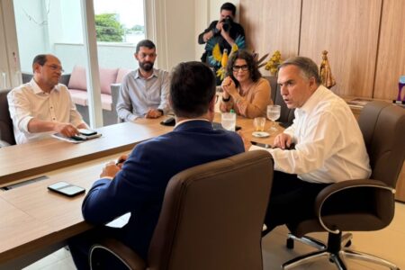 Secretária Andréa Vulcanis, prefeito Sandro Mabel e auxiliares discutem aterro (Foto: Divulgação)