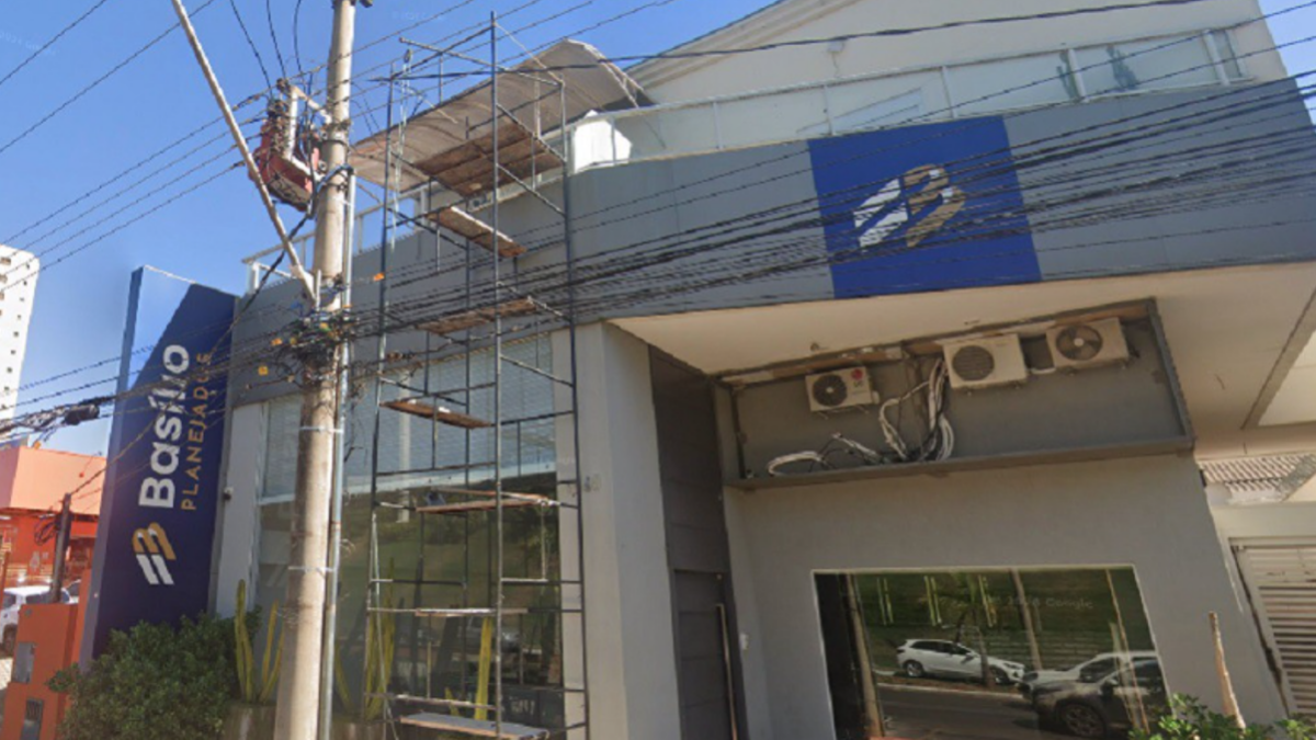 Clientes foram surpreendidos ao encontrarem a empresa fechada sem receberem suas encomendas (Foto: Reprodução: Google Street view)