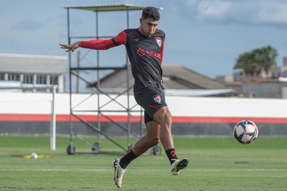 Daniel em treino pelo Atlético Goianiense