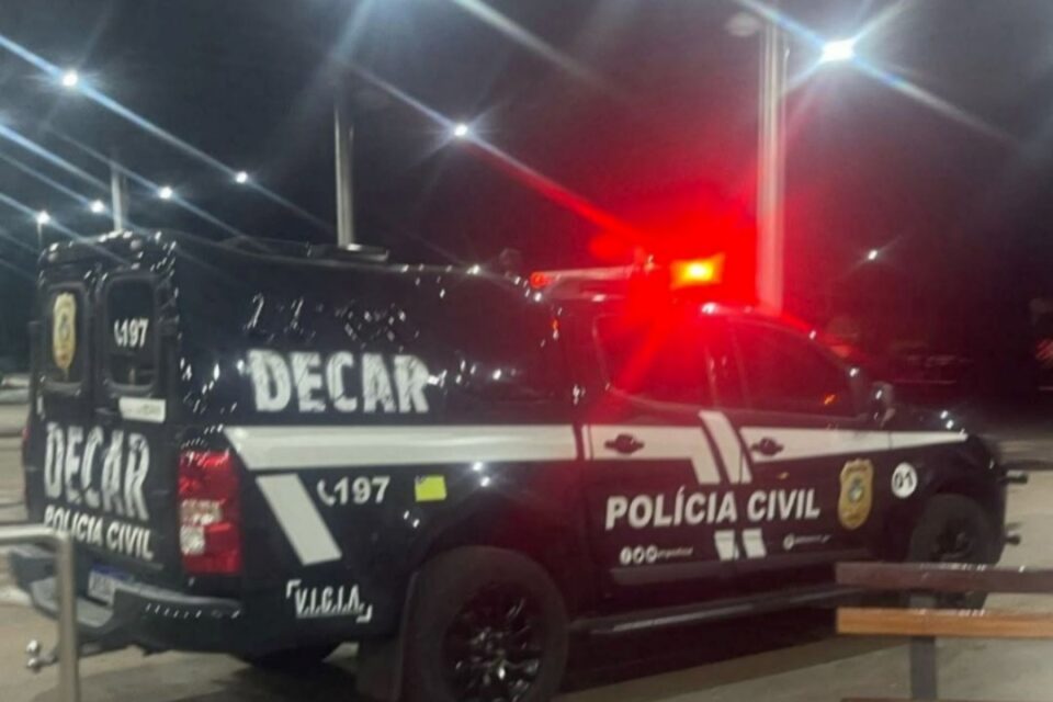 A foto mostra uma viatura da DECAR da Polícia Civil de Goiás