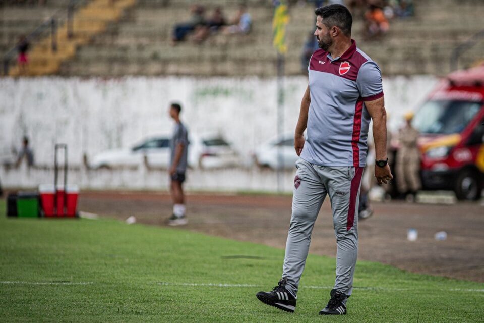 Rafael Lacerda em jogo do Vila Nova