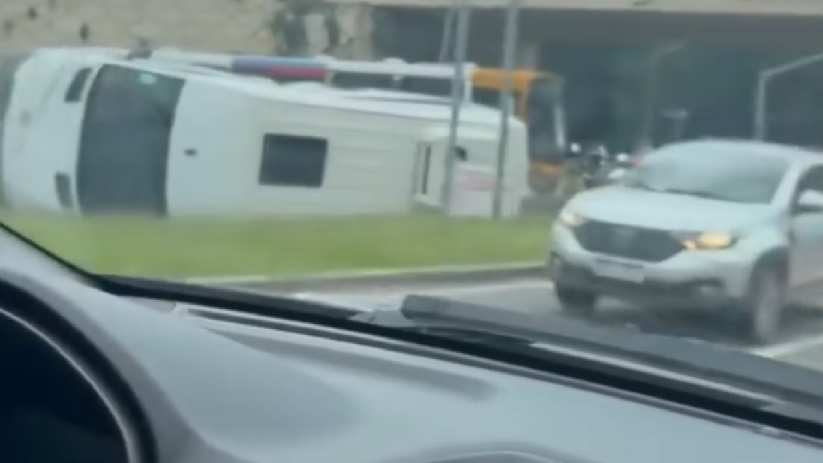 Acidente com van da prefeitura de Rubiataba no Jardim Goiás (Foto: Reprodução)