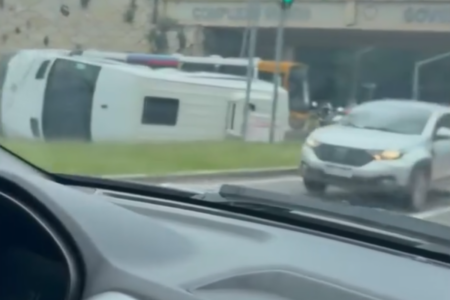 Acidente com van da prefeitura de Rubiataba no Jardim Goiás (Foto: Reprodução)