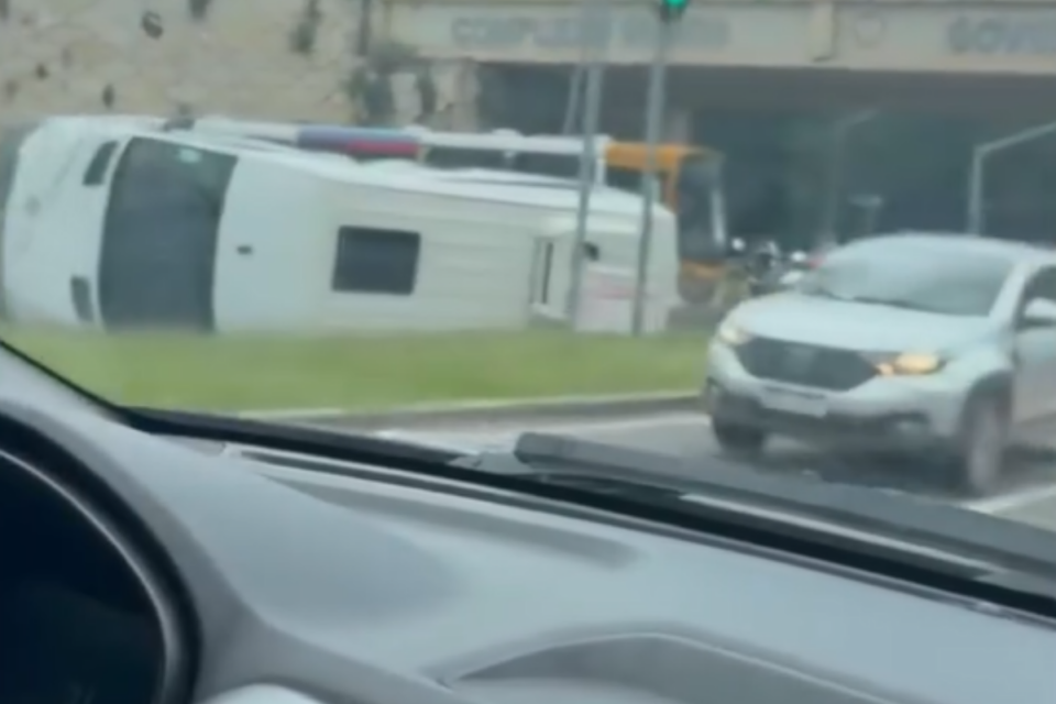 Acidente com van da prefeitura de Rubiataba no Jardim Goiás (Foto: Reprodução)