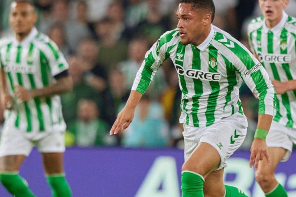 Vitor Roque durante partida pelo Betis