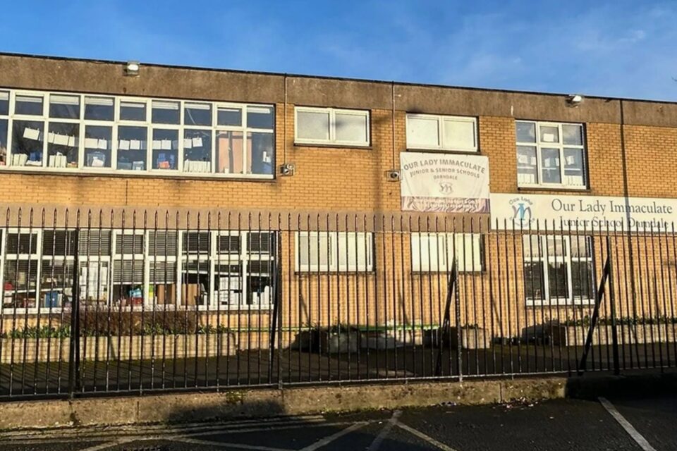 Autoridades acreditam que o membro pode pertencer a um menino de 12 anos Pássaro deixa cair mão decepada em escola infantil na Irlanda