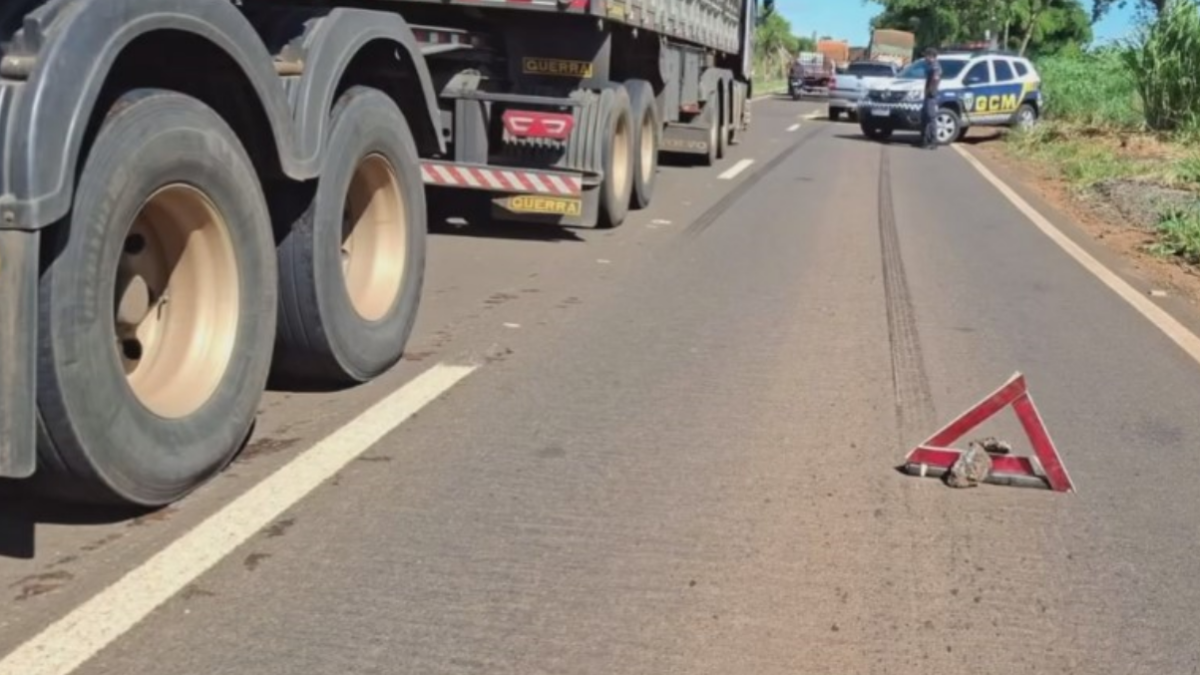 Acidente envolveu Saveiro e caminhão em Jataí (Foto: Reprodução)