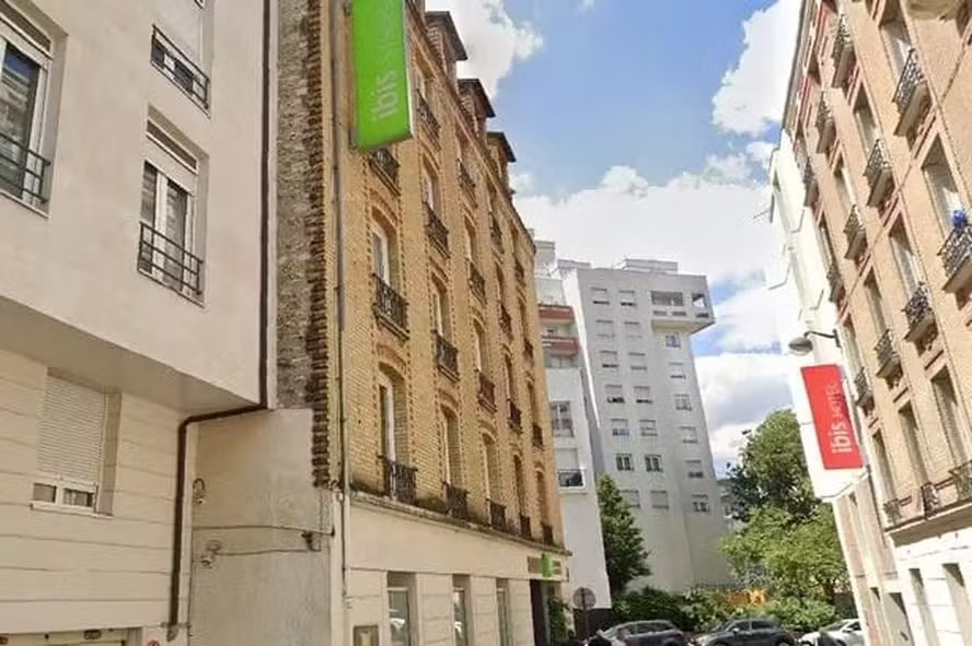 Bebê recém-nascido morre após mãe jogá-lo pela janela de hotel Americana de 18 anos arremessou filho "com o cordão umbilical", diz imprensa