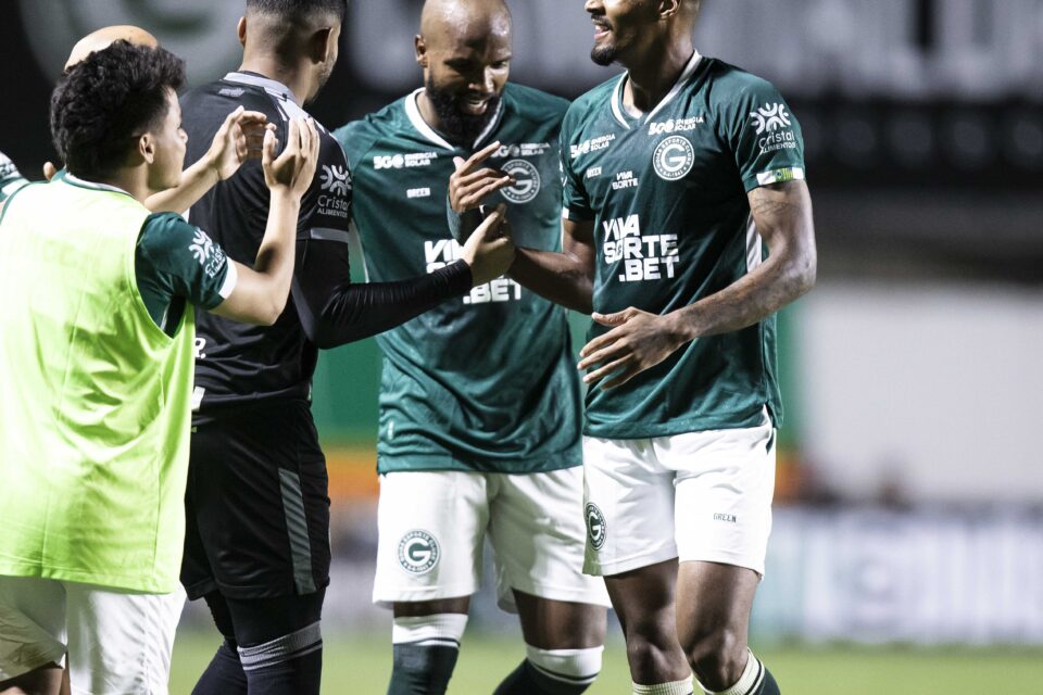 Elenco do Goiás comemora gol no estádio Hailé Pinheiro