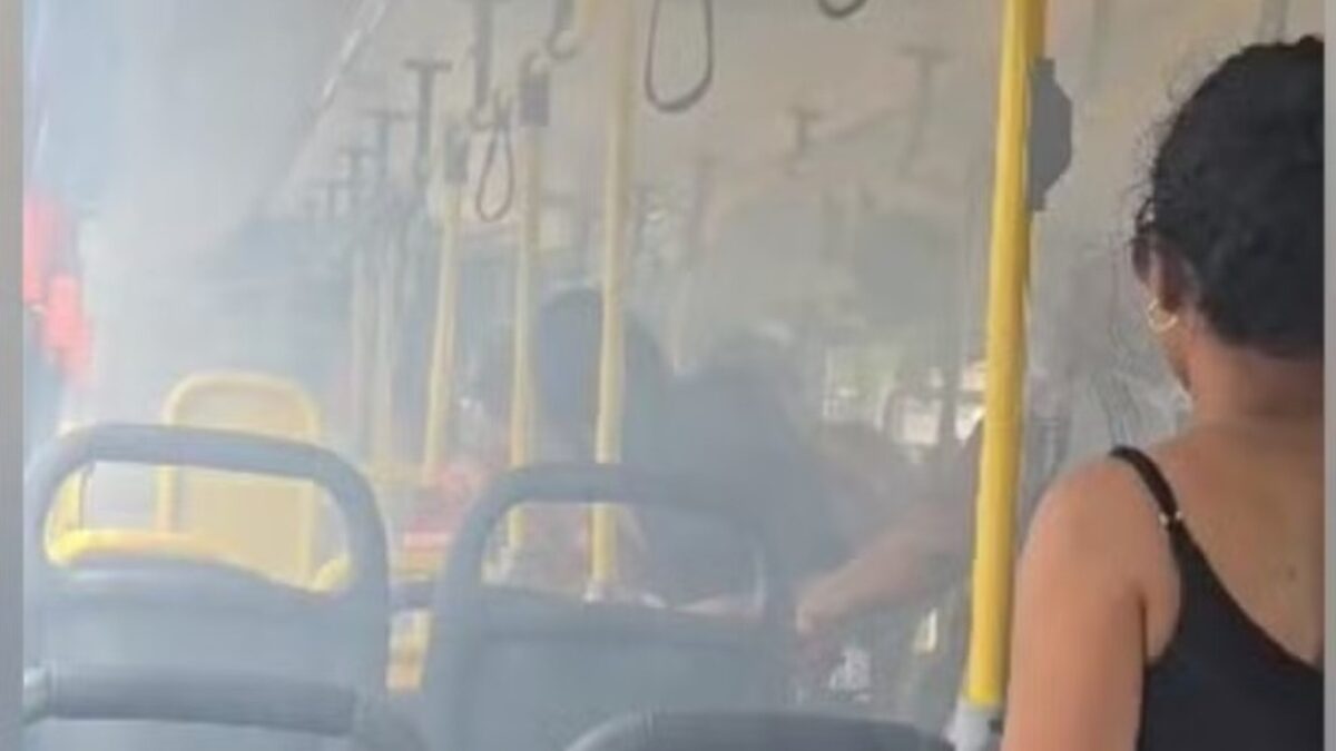 Celular explode no bolso de passageira em ônibus no Espírito Santo Coletivo foi esvaziado até a situação ser controlada