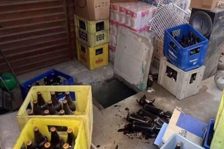 Suspeito de abusar de menina após atraí-la com picolé é linchado no RS Criança de 9 anos foi resgatada de alçapão dentro de loja