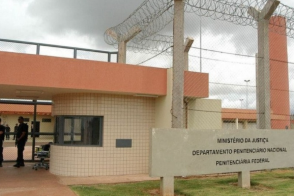 Imagem da entrada de um presídio