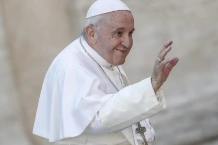 Papa Francisco está com infecção e Vaticano diz que situação clínica é complexa Pontífice foi hospitalizado na manhã da última sexta