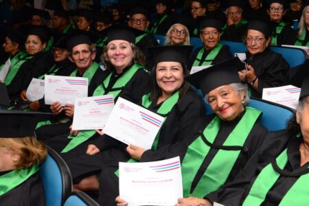 Mais de 80 idosos participam de formatura do curso de inclusão digital em Goiás