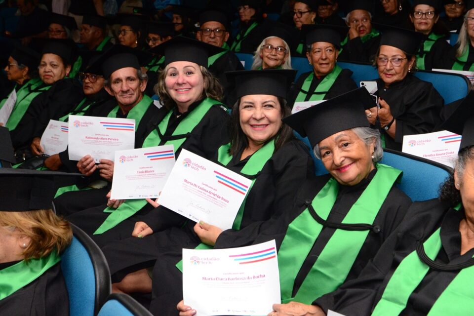 Mais de 80 idosos participam de formatura do curso de inclusão digital em Goiás