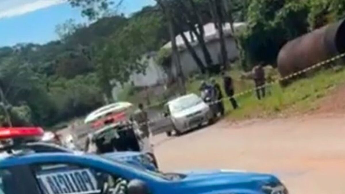 Jovem é assassinado a tiros dentro de carro em Goiânia Polícia acredita que o atirador estava junto com a vítima no veículo