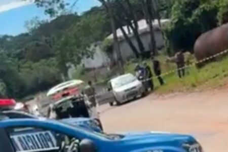 Jovem é assassinado a tiros dentro de carro em Goiânia Polícia acredita que o atirador estava junto com a vítima no veículo