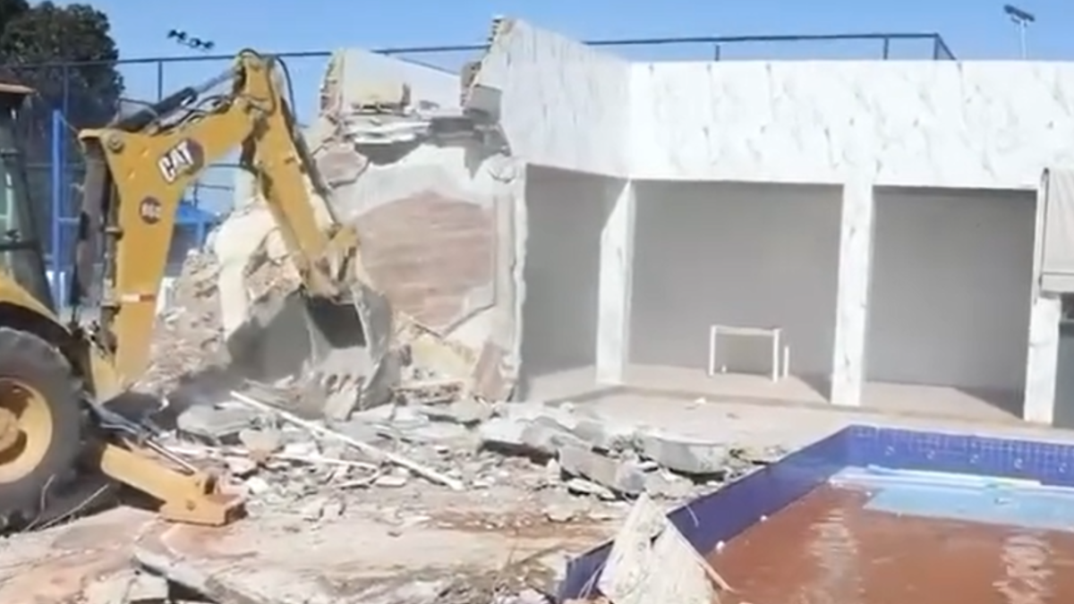 Imagem mostra demolição de casa de luxo do suspeito de coordenar ataque contra delegacia (Foto: Reprodução)