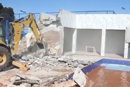 Imagem mostra demolição de casa de luxo do suspeito de coordenar ataque contra delegacia (Foto: Reprodução)
