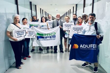 Professores da UFG vão ao Congresso negociar votação do orçamento por reajuste salarial