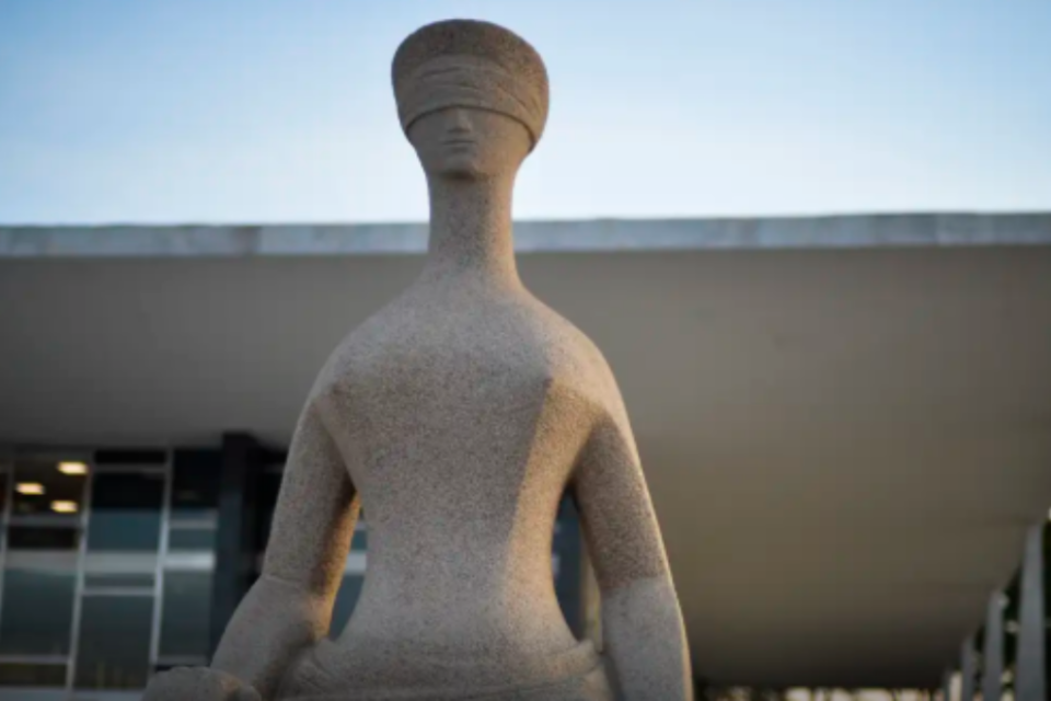 Imagem da escultura da justiça