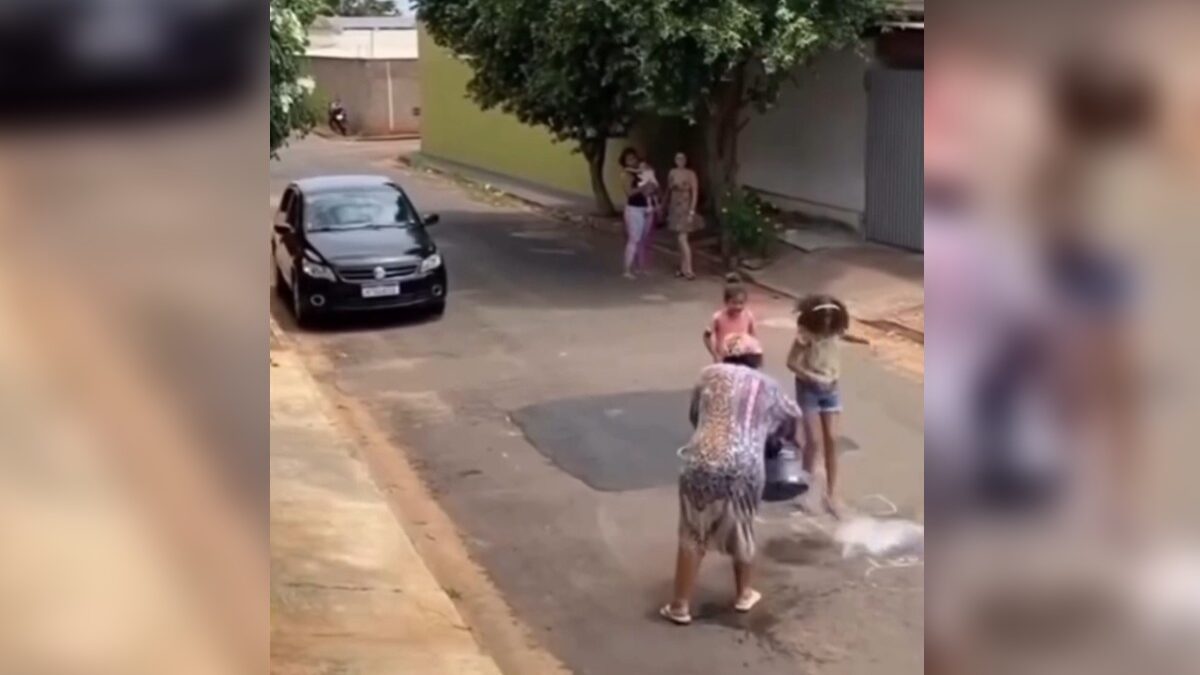 Idosa acaba com brincadeira de crianças