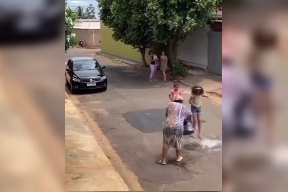 Idosa acaba com brincadeira de crianças