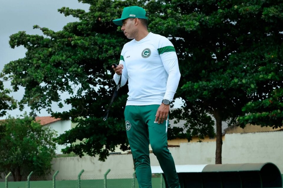 Jair Ventura em treino no Goiás