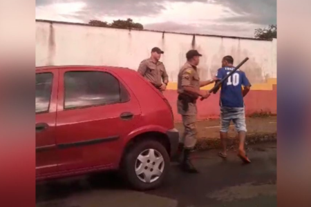 Homem foi agredido por policiais (Foto: Reprodução)