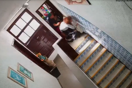 Idosa empurrada escada abaixo em prédio do Rio de Janeiro (Foto: Reprodução)