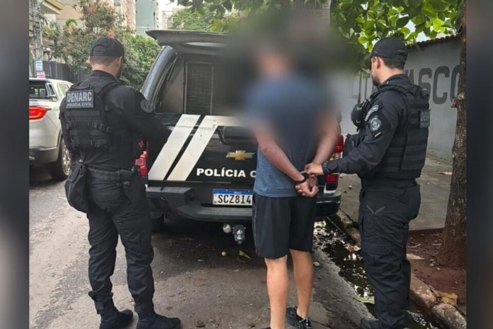 A imagem mostra um dos investigados sendo preso no mês de janeiro deste ano