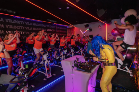 Estúdios e academias promovem aulas temáticas de carnaval para atrair e engajar alunos (Foto: Cláudio Paulino/Divulgação)