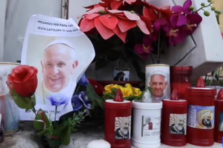 Altar montado por fiéis que rezam pelo papa Francisco (Foto: Reprodução)