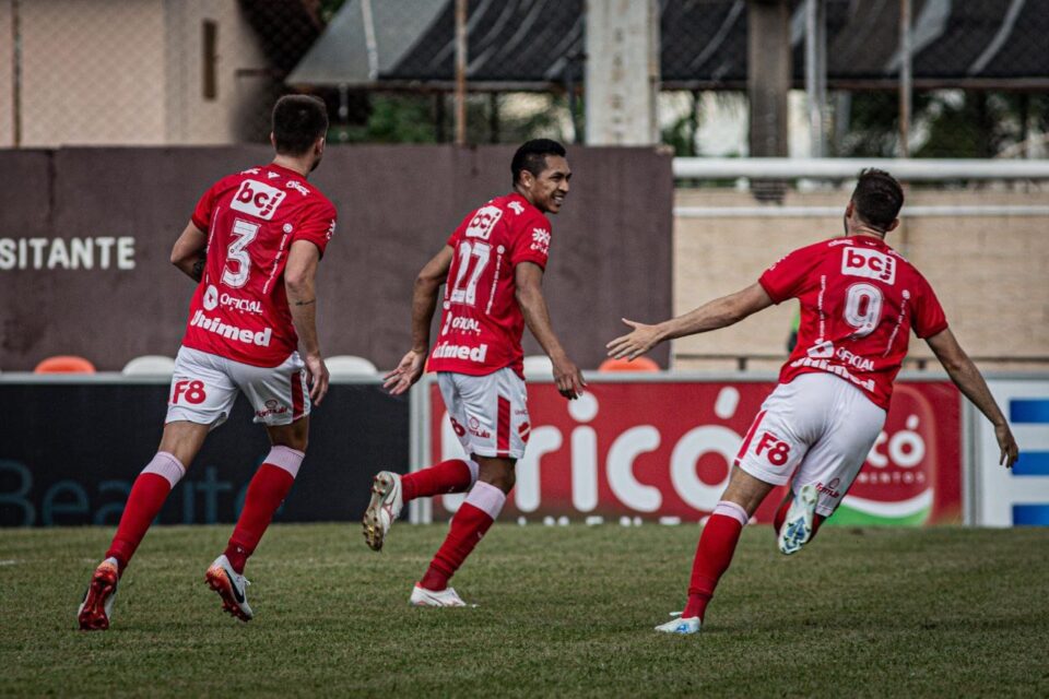 Igor Henrique comemora gol do Vila Nova contra a Abecat