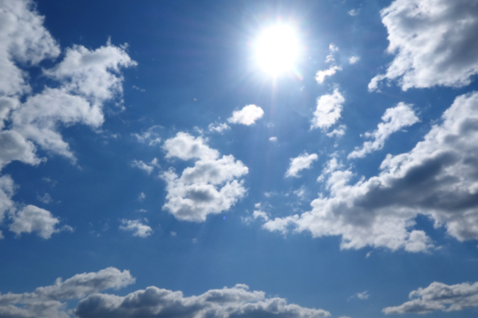 Imagem do céu com sol forte