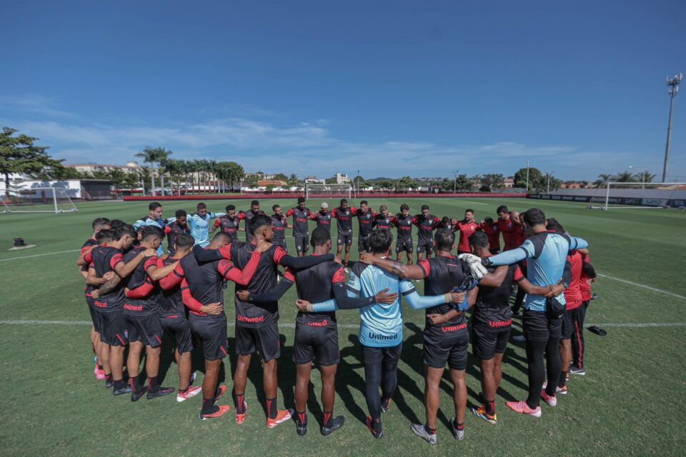 Jogadores do Atlético Goianiense em treino no CT