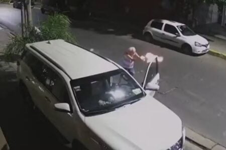 Idoso de 78 anos reage a assalto e mata adolescente em Buenos Aires; vídeo Jovem de 15 anos morreu no local, baleado duas vezes