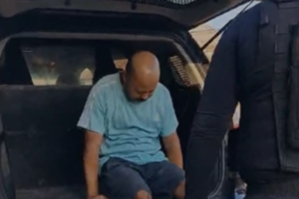 imagem do serial killer de cabeça baixa