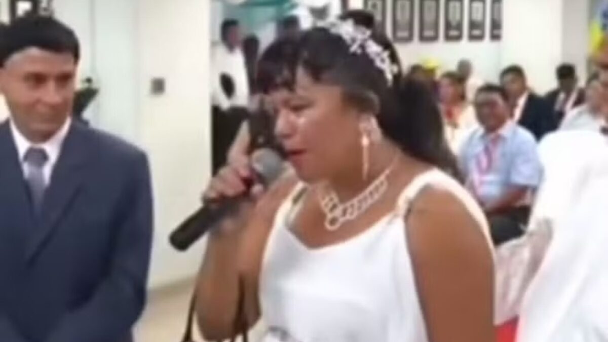 Noiva desiste do casamento no altar em transmissão ao vivo; vídeo Evento foi transmitido pelo canal da prefeitura de Bagua, no Peru
