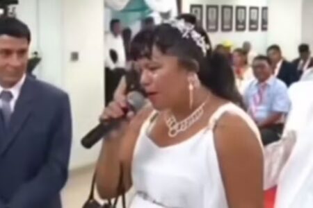 Noiva desiste do casamento no altar em transmissão ao vivo; vídeo Evento foi transmitido pelo canal da prefeitura de Bagua, no Peru