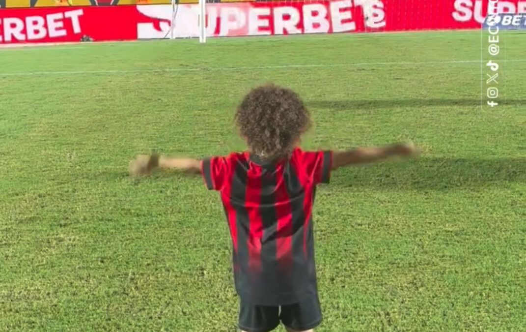 Filho de Mateusinho embala torcida do Vitória