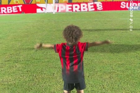 Filho de Mateusinho embala torcida do Vitória